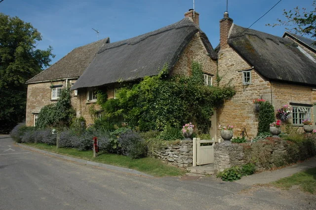 Thatched stone cottages on a quiet lane in Kingham